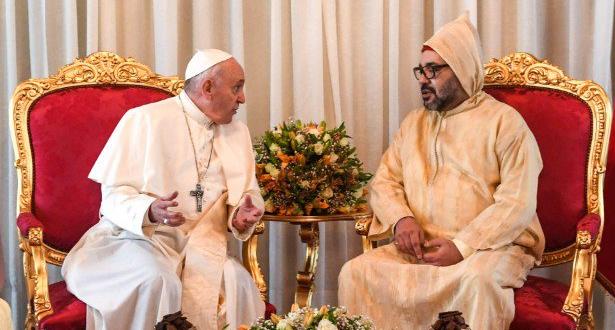 الملك محمد السادس يجري مباحثات على انفراد مع البابا فرانسيس