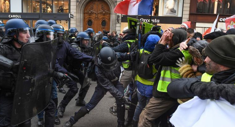فرنسا: القضاء بسجن 40 % من محتجي السترات