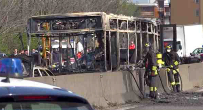 ايطاليا: سائق يضرم النار في حافلة لنقل التلاميذ (فيديو)