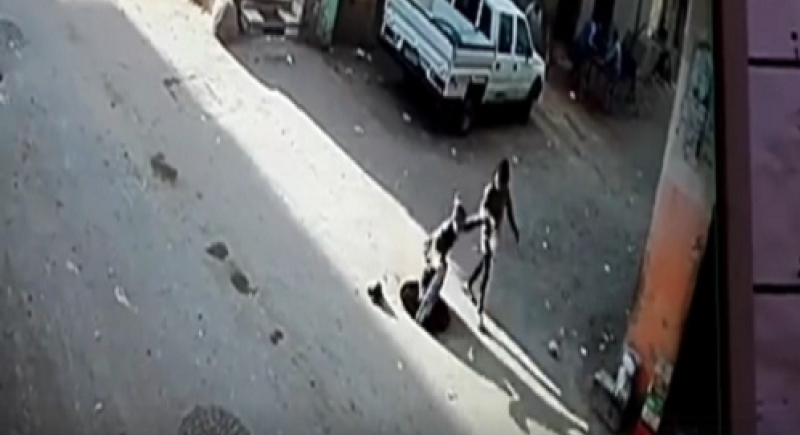 بالفيديو... لحظة سقوط طفل مصري في بالوعة