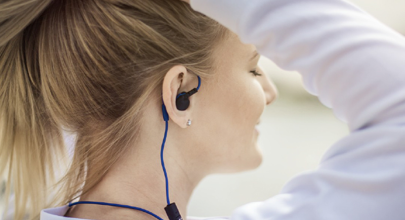 سماعات البلوتوث تزيد من خطر الإصابة بالسرطان