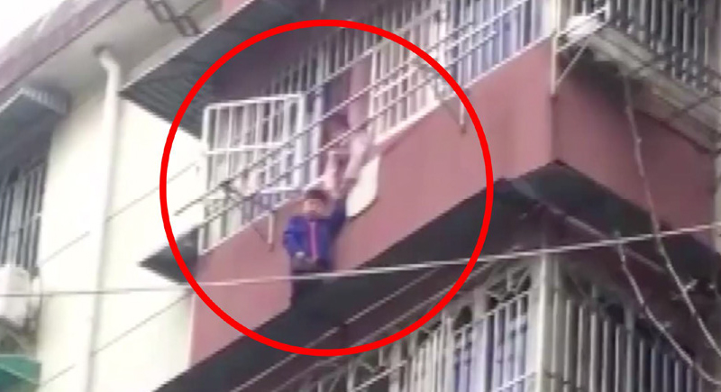 بالفيديو... فتاة تمسك شقيقها المعلق في النافذة 20 دقيقة وتنقذ حياته