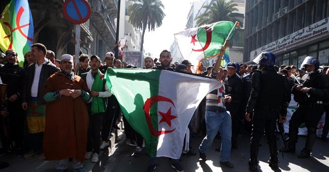 نشطاء جزائريون يطالبون بطرد 