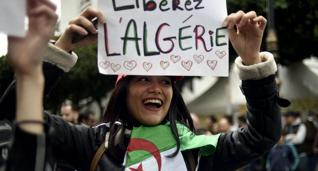 الجزائر.. قرار رئاسي بإعلان 22 فبراير يوما وطنيا يثير السخرية