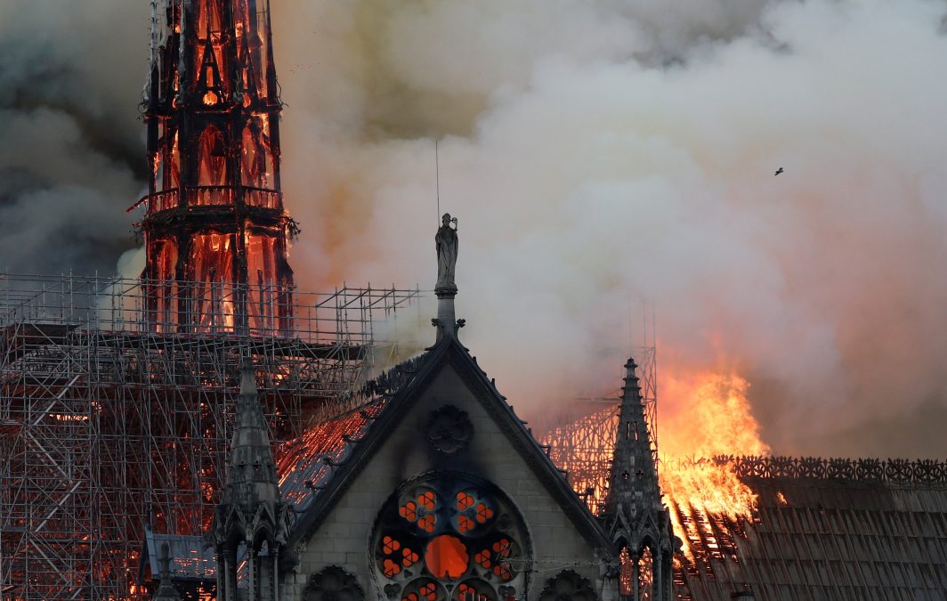 حريق مهول يدمر كاتدرائية نوتردام الشهيرة في باريس