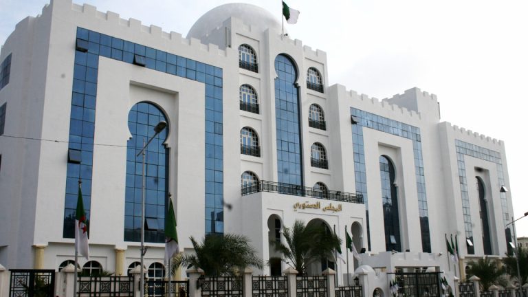 هل يحسم المجلس الدستوري بالجزائر اليوم في رحيل بوتفليقة؟