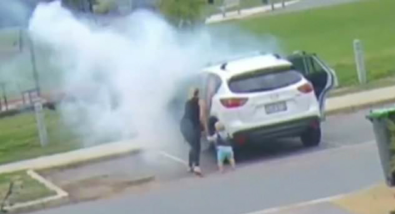 أم تنقذ أطفالها قبل لحظات من انفجار سيارتها (فيديو)