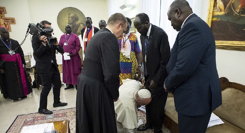 بعد تقبيل البابا فرنسيس أقدام زعماء جنوب السودان.. نانسي عجرم تعلق (صورة)