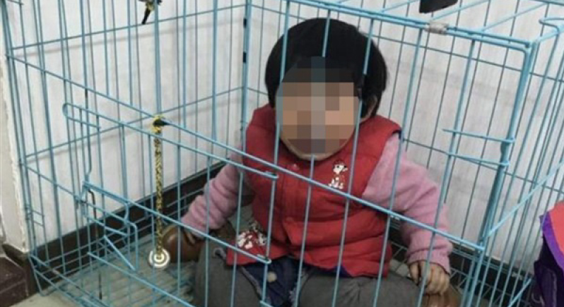 صور مروعة لطفلة حبسها والدها في قفص للكلاب !