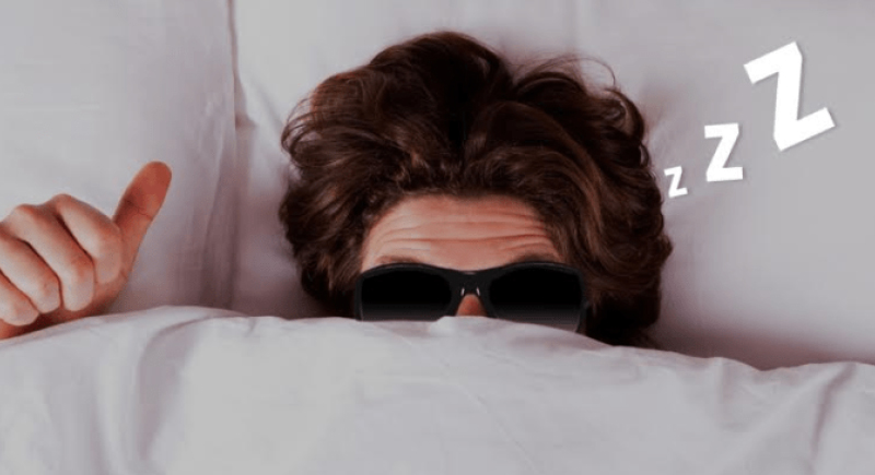 دراسة: ارتداء النظارات الشمسية في السرير يحسن نوعية النوم