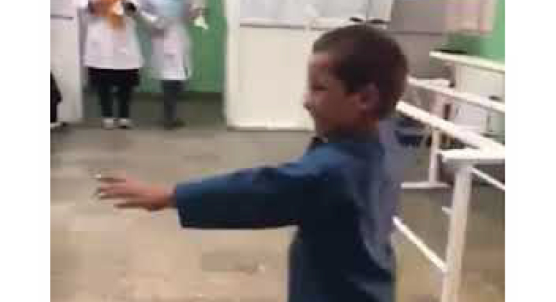 بالفيديو... طفل يرقص احتفالا بقدمه الصناعية