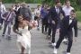 تعرض عروس لموقف محرج للغاية عندما أرادت التزلج في حفل زفافها (فيديو)