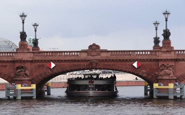 في ألمانيا مجهول يتبول من أعلى جسر على السيّاح ويتسبب بإصابة أربعة  بجروح