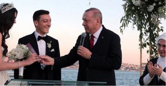 احتفالا بزفافه.. أوزيل يقيم مأدبة غداء للاجئين السوريين.. ويختار أردوغان كشاهد لزواجه