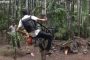 مزارع عبقري يتسلق الأشجار بواسطة دراجته النارية بعد تحويلها (فيديو)