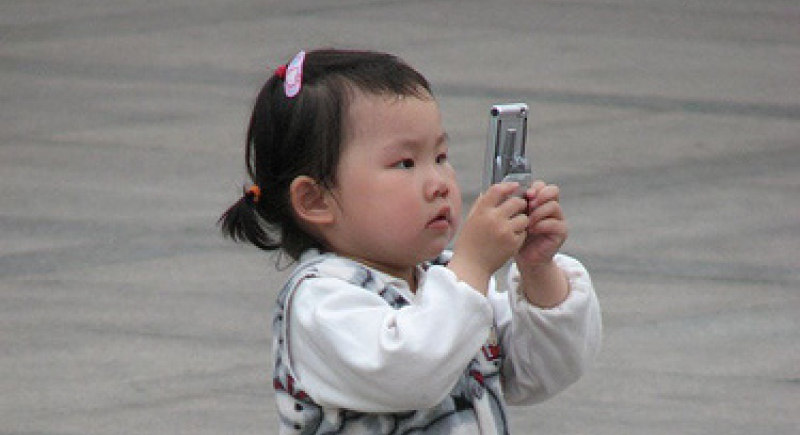 هاتف ذكي يسبب كارثة لطفلة صينية