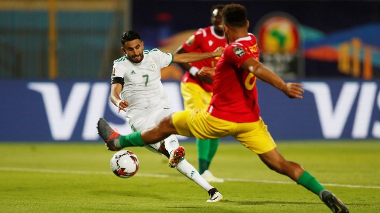 الجزائر تسحق غينيا وتتأهل إلى ربع نهائي أمم إفريقيا (فيديو)