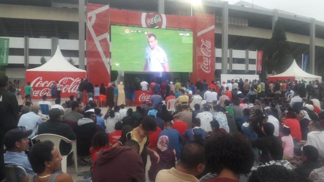 الجماهير المغربية تتفاعل مع المنتخب الجزائري أمام شاشة عملاقة (صور)