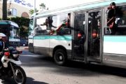 أمن البيضاء يوقف 3 أشخاص عرضوا ركاب حافلة للخطر