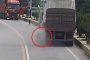 بالفيديو... لحظة انفجار إطار شاحنة كبيرة بوجه سائقها