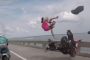بالفيديو: سائق دراجة نارية يطير في الهواء على إثر حادث سير