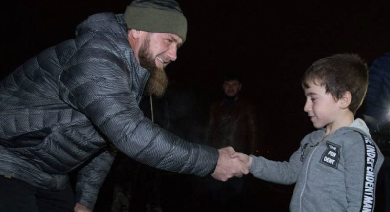 بالفيديو: رئيس الشيشان يعين حارسًا أمنيًا يبلغ من العمر 6 سنوات