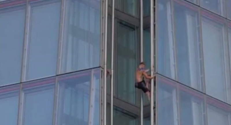 فيديو.. رجل يتسلق أطول ناطحة سحاب في أوروبا