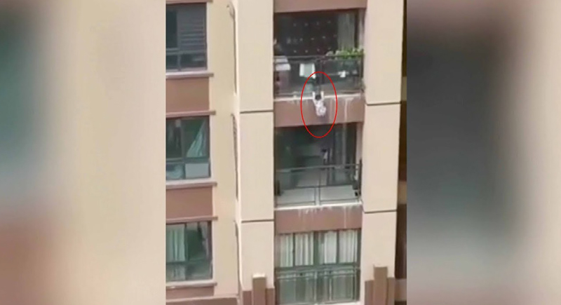 بالفيديو.. لحظة سقوط طفل من الطابق الخامس