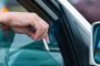بريطاني يتعرض لغرامة 2500 دولار بسبب إلقاء سيجارة من نافذة سيارته