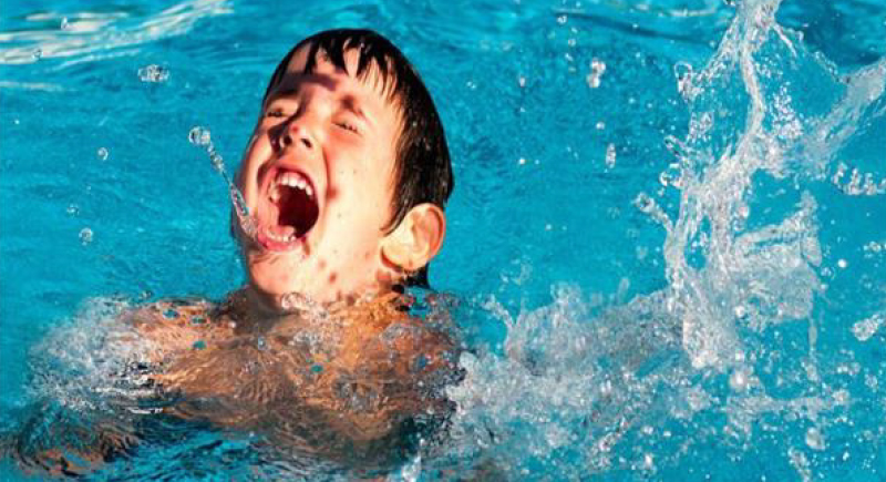 7 خطوات لحماية طفلك من الغرق أثناء السباحة