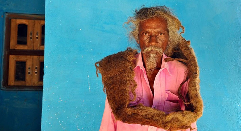 هندي يرفض غسل شعره منذ 40 عاما لسبب عجيب !