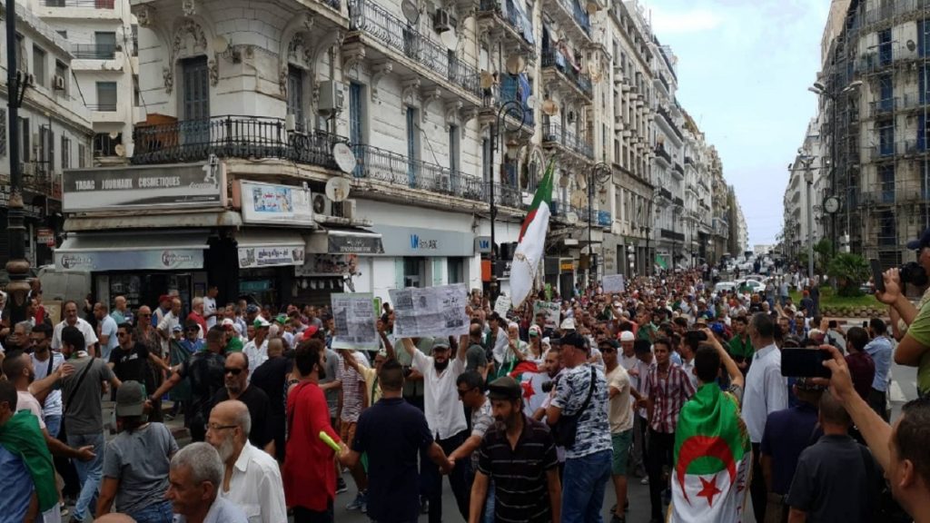 الجزائر.. الطلاب ينزلون بقوة للشارع لرفض مرشحي الرئاسة