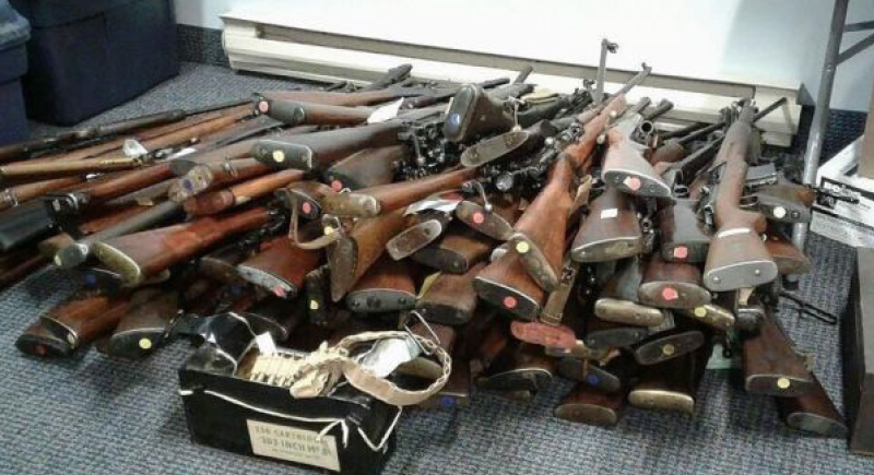 اتصل بالشرطة بالخطأ فعثرت على 100 قطعة سلاح في منزله