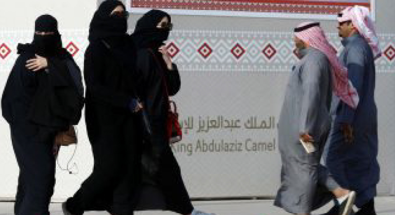 فيديو لواقعة تحرش غريبة بامرأة منقبة تثير جدلًا في السعودية