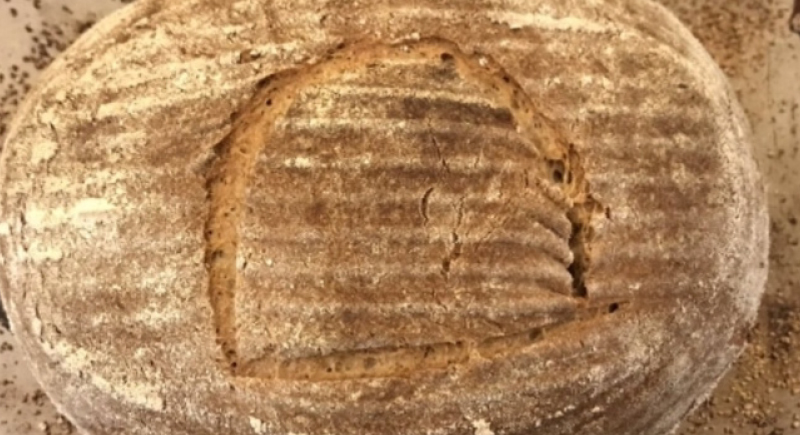 عالِم يخبز رغيفا بخميرة فرعونية عمرها 4500 عام