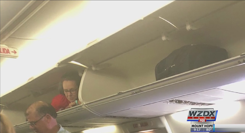 بالفيديو.. مضيفة طيران أمريكية تثير دهشة المسافرين بما فعلته