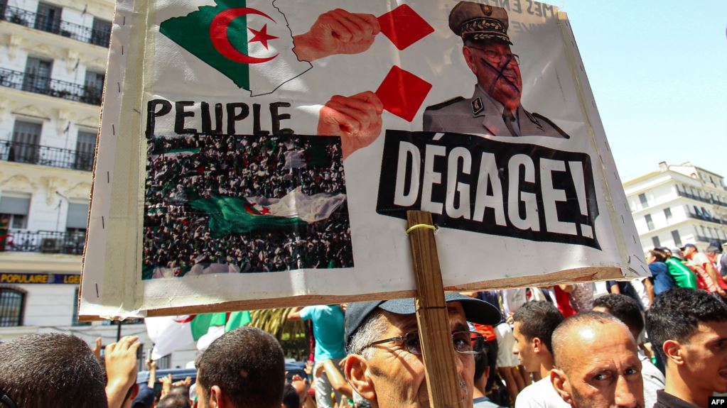 الجزائريون ينزلون إلى الشارع ويطالبون بإسقاط قايد صالح (صور)