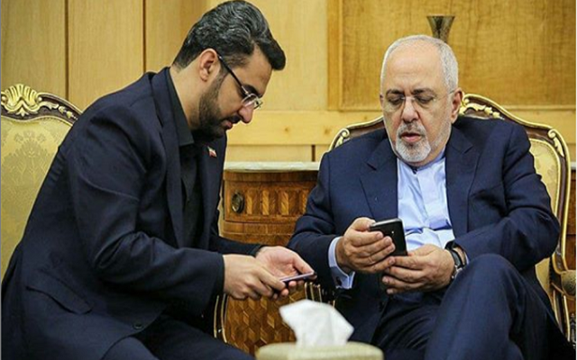 منافع تشبيب المسؤولين إيران تُصنّع أول هاتف ذكي بخبرات محلية