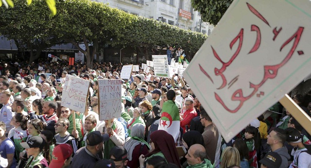 الجزائر.. البرلمان الأوروبي يدعم الحراك لإسقاط رموز الفساد
