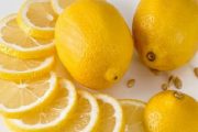 وصفات طبيعية من الليمون لتبييض الركب والأكواع