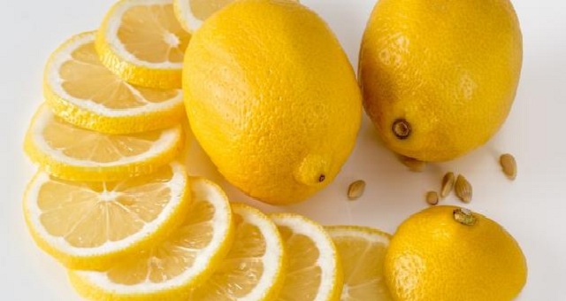وصفات طبيعية من الليمون لتبييض الركب والأكواع