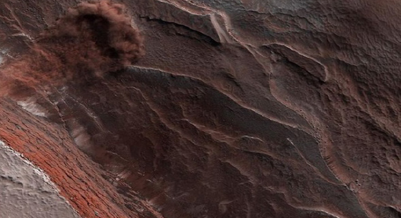 انهيار جليدي مثير على سطح المريخ