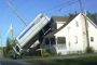 شاحنة ضخمة تقفز فوق سطح منزل (فيديو)
