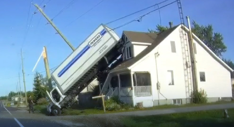 شاحنة ضخمة تقفز فوق سطح منزل (فيديو)