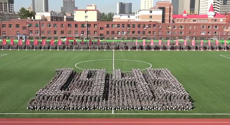 عرض مذهل لطلاب صينيين خلال التحضيرات ليوم التعليم (فيديو)