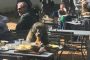 قرد بابون يخيف الزبائن ويأكل طعامهم في مطعم بجنوب أفريقيا (فيديو)