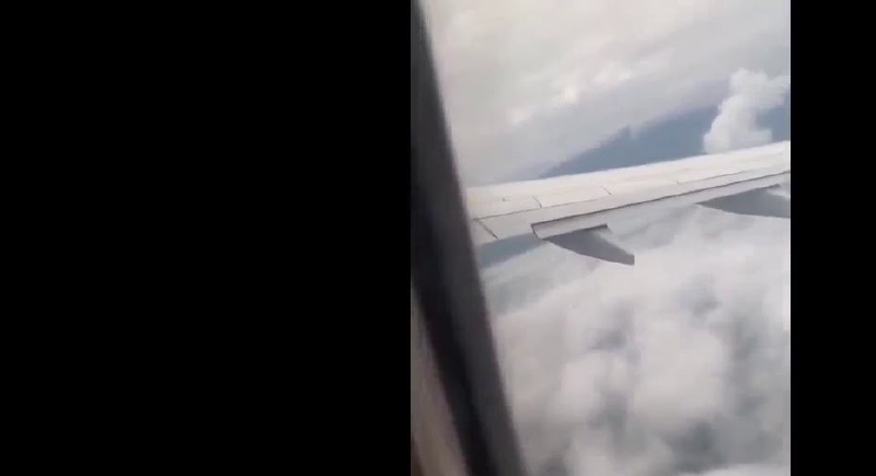 فيديو.. لحظة إطلاق محرك طائرة ركاب قذيفة لهب