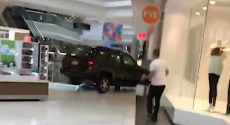 بالفيديو...رجل يتجول بسيارته في مول تجاري !