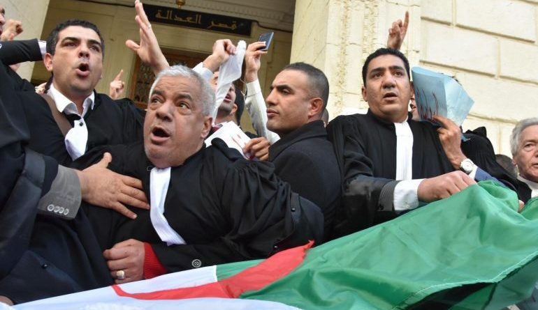 محامو الجزائر يتظاهرون للمطالبة بالإفراج عن معتقلي الحراك