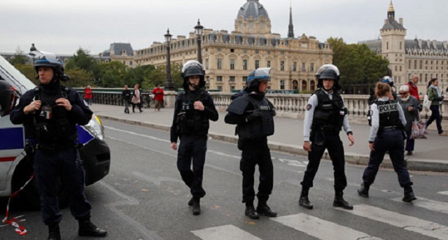 باريس.. مقتل شرطيين بعملية طعن داخل مركز أمني